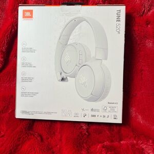 JBL Tune 520BT Bluetooth Headphones - Crisp White